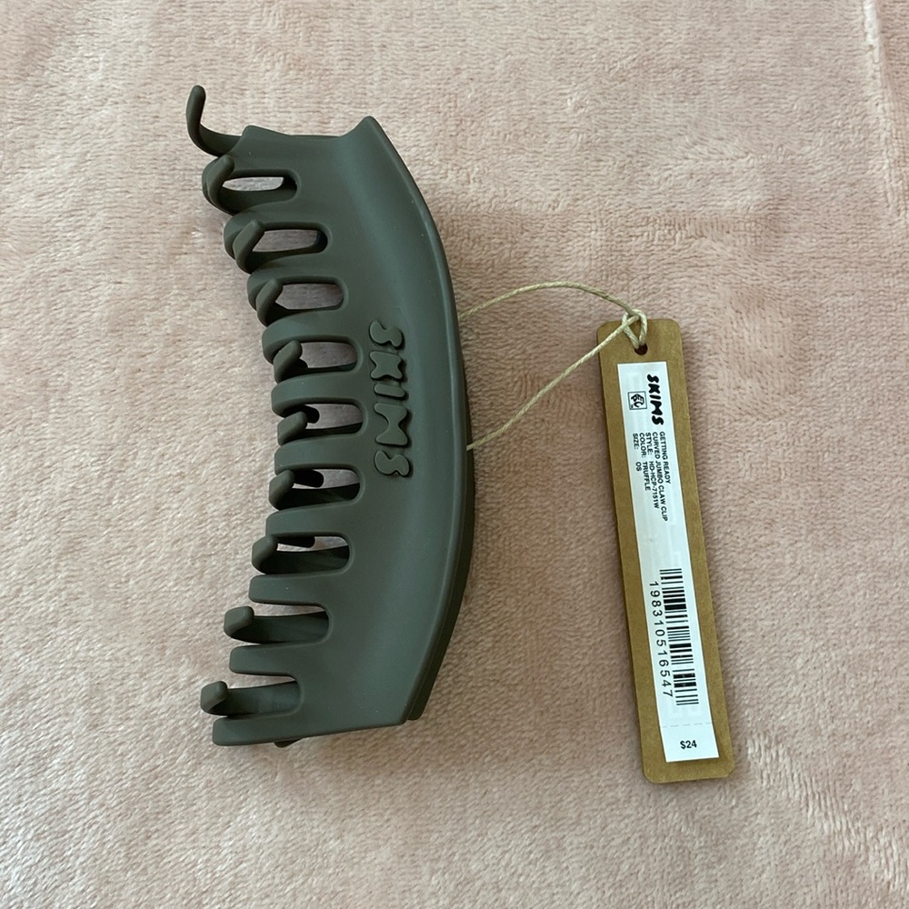 Skims jumbo claw clip truffle